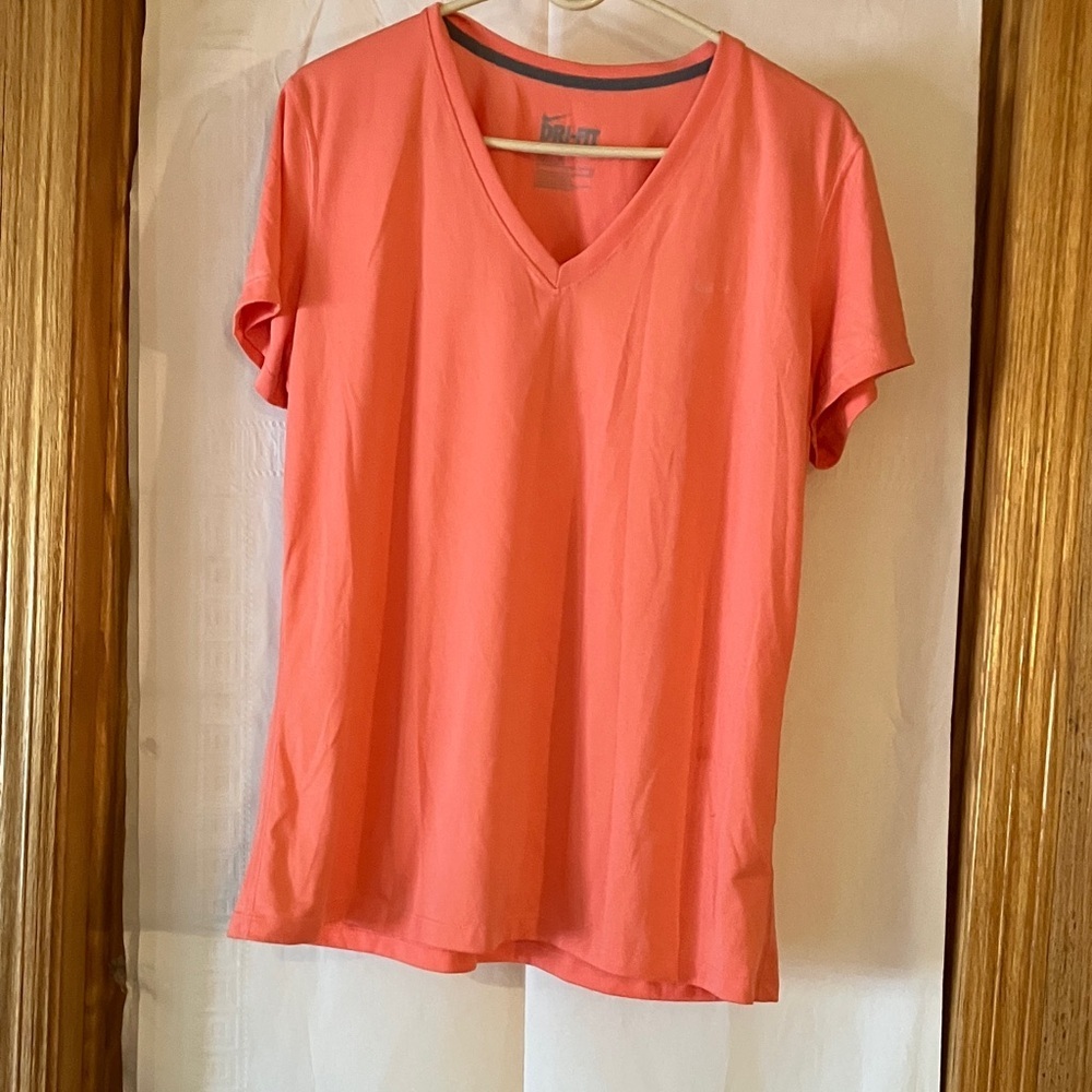 Nike Women’s DRI-FIT Coral Short Sleeve Sz XL T-Shirt-Small Logo on one side.